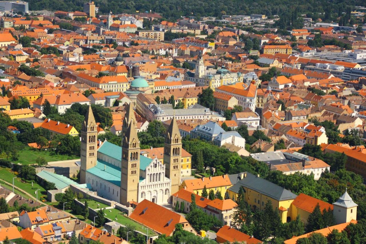 Napartman Pécs Buitenkant foto