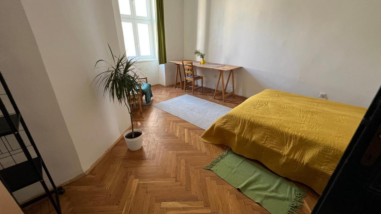 Napartman Pécs Buitenkant foto